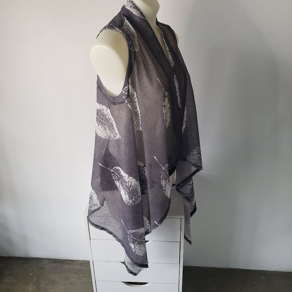 Gorgeous Grey + White Screen Printed Leaf on Linen Look Woven Fabric Vest - Picture 5 of 16